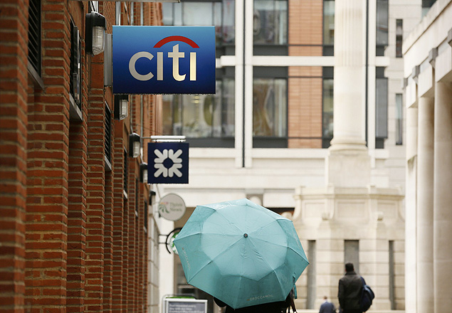 People walk past a Citibank branch in the City of London November 12, 2014. Britain's Financial Conduct Authority (FCA) said on Wednesday it has imposed fines totalling $1.7 billion on five banks for failing to control business practices in their G10 spot foreign exchange trading operations. Under the terms of the settlement, Citibank will pay $358 million, HSBC $343 million, JP Morgan Chase $352 million, Royal Bank of Scotland $344 million and UBS $371 million. REUTERS/Stefan Wermuth (BRITAIN - Tags: BUSINESS) ORG XMIT: LON710