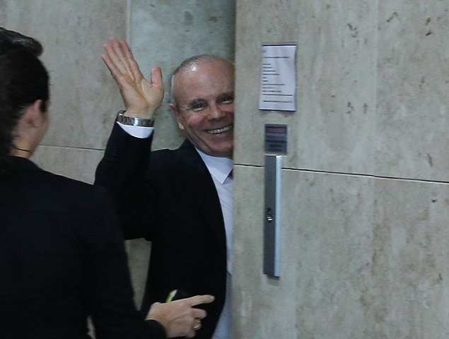 O ministro Guido Mantega entra no elevador na Fazenda