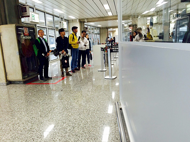 RIO DE JANEIRO, RJ, BRASIL, 10-11-2014: Chineses aguardam verificação de vistos, no aeroporto do Galeão, no Rio de Janeiro (RJ). A medida foi tomada após suspeita de aumento do npumero de vistos falsos. (Foto: Divulgação) ***DIREITOS RESERVADOS. NÃO PUBLICAR SEM AUTORIZAÇÃO DO DETENTOR DOS DIREITOS AUTORAIS E DE IMAGEM***