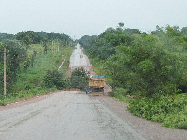 Obras da rodovia BR-163, usada entre Mato Grosso e Par para escoar a produo de soja para os portos da regio Norte