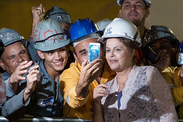 Operrios do metr do Rio tiram uma selfie com Dilma nas obras da estao So Conrado