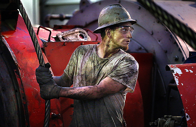 Trabalhador em unidade de extrao de gs por meio do mtodo de 'fracking' em Watford City, Dakota do Norte