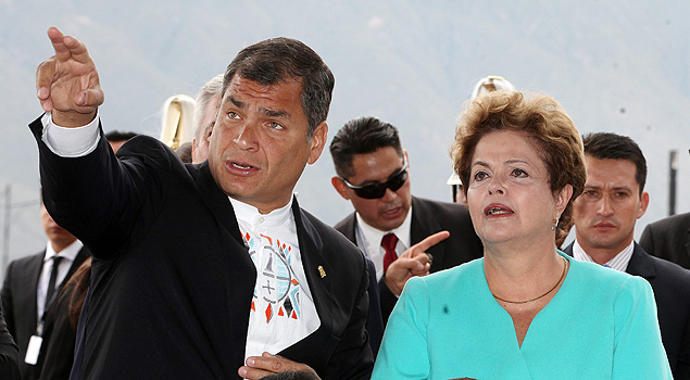 O presidente do Equador, Rafael Correa, conversa com a presidente Dilma antes de encontro da Unasul em Quito