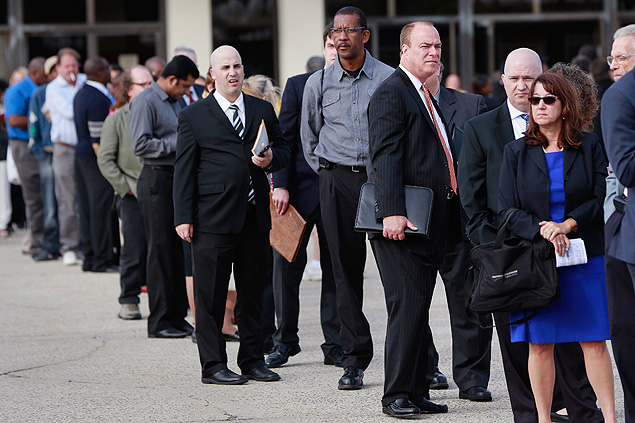 People wait in line to enter the Nassau County Mega Job Fair at Nassau Veterans Memorial Coliseum in Uniondale, New York in this file photo from October 7, 2014.U.S. employers added the largest number of workers in nearly three years in November and wages increased, which could bring the Federal Reserve closer to raising interest rates. REUTERS/Shannon Stapleton/Files (UNITED STATES - Tags: BUSINESS EMPLOYMENT) ORG XMIT: TOR105