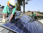 Painel solar sendo instalado J. Emilio Flores/The New York Times