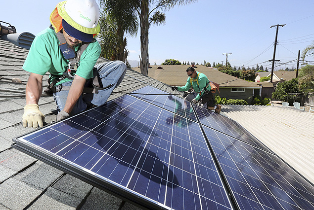 Painis solares so instalados em casa na Califrnia, EUA