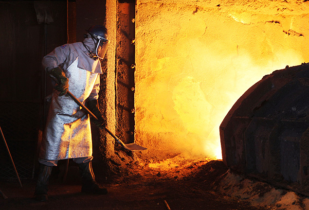 Trabalhador em forno da ArcelorMittal Brasil em Serra, Esprito Santo