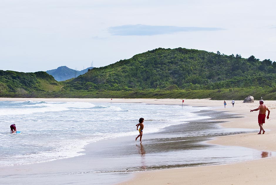 Turistas na praia de Quatro Ilhas, em Bombinhas, litoral de Santa Catarina