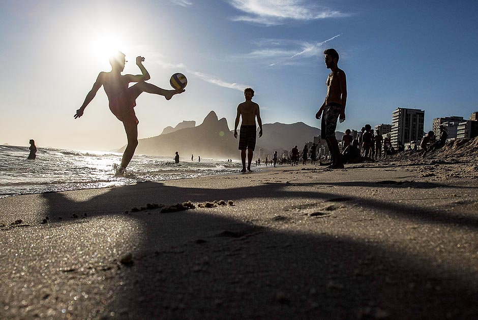 Banhistas jogam futebol na praia de Ipanema, no Rio de Janeiro 