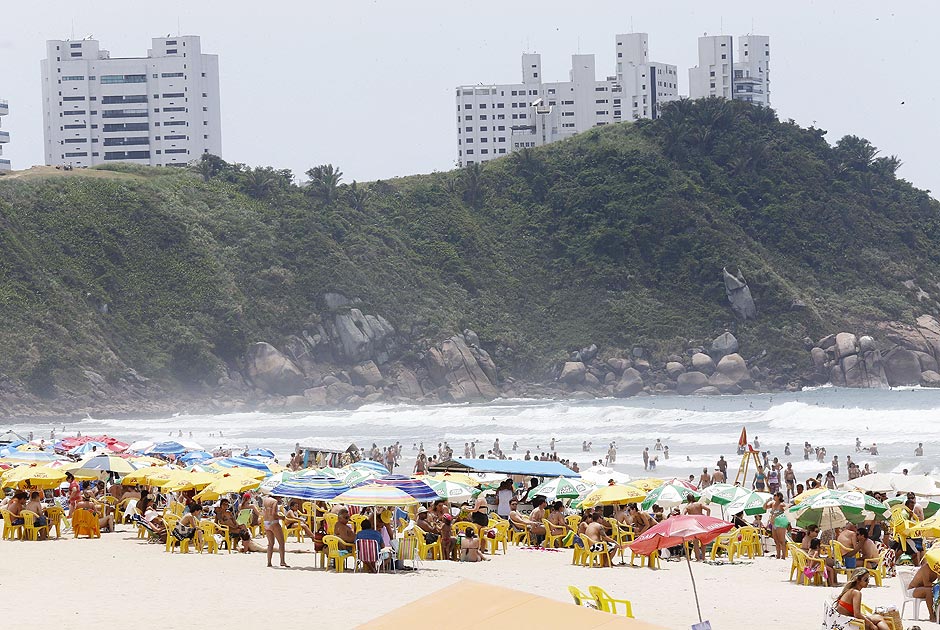Banhistas na praia do Tombo, em Guaruj, no feriado da Conscincia Negra em novembro 