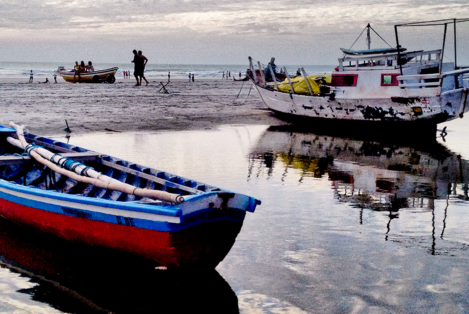 Barcos na praia de Jericoacara durante a mar baixa