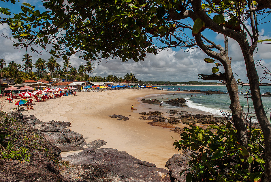 Barracas na praia Pedra de Xare, em Cabo de Santo Agostinho, litoral sul de Pernambuco