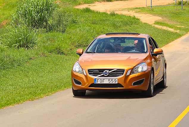 Jorge Mussi, da Volvo, tira as mos do volante enquanto o S60 roda sem sua interveno