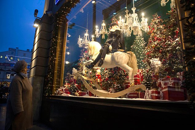 Mulher russa observa vitrine de loja tradicional de Moscou; inflação no país foi de 9,1% no mês passado