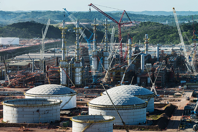 Vista area das obras da refinaria Abreu e Lima, em Pernambuco, em fotografia de 2013