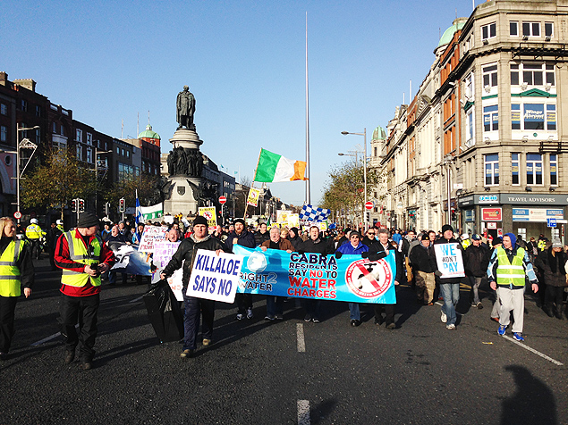 Irlandeses protestam nas ruas de Dublin contra imposto sobre o uso de gua