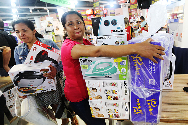 Consumidora aproveita promoo para adquirir eletrodomsticos em loja do Magazine Luiza
