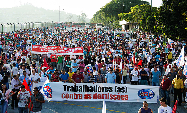Protesto de metalrgicos interdita parcialmente a rodovia Anchieta, em So Bernardo do Campo (SP), na manh desta segunda-feira (12)