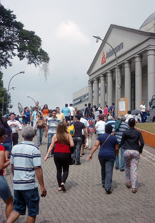 Pedestres caminham em frente  Universidade Anhanguera, na zona sul paulista