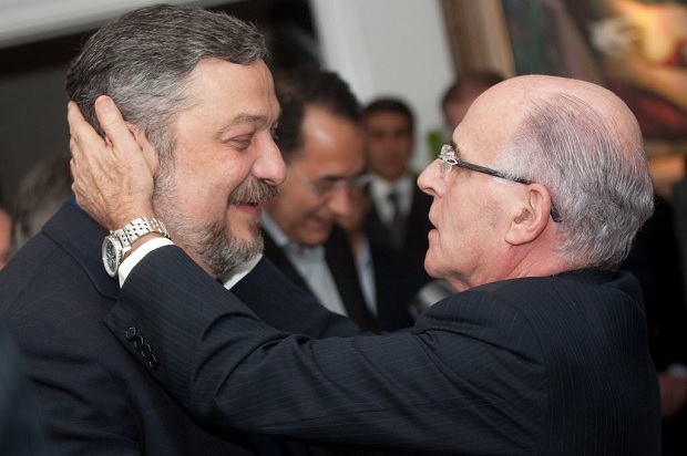 O ex-ministro Antonio Palocci ao lado de Jose Antonio Martins, diretor da Marcopolo