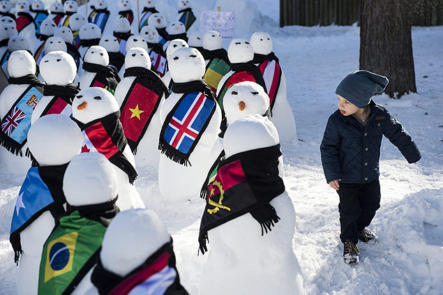 Menino observa mostra de bonecos de neve feita por ONG em homenagem ao Frum Econmico Mundial de Davos, Sua
