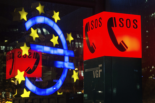 BRX503 FRNCFORT (ALEMANIA), 21/01/2015.- Fotografa que muestra el smbolo del Euro reflejado en una ventana junto al letrero luminoso de un telfono de emergencia, en Frncfort, Alemania, el 20 de enero de 2015. El Consejo Directivo del Banco Central Europeo (BCE) se rene el prximo da 22 en medio de las expectativas que genera la posibilidad de que anuncie la puesta en marcha del programa de compra de ttulos de deuda soberana y de bonos de empresas. La medida, que sera un paso ms en la lucha contra las tendencias deflacionarias que ya ha llevado a los tipos de inters a mnimos histricos, tiene tanto sus promotores como suscrticos. EFE/BORIS ROESSLER ORG XMIT: BRX503