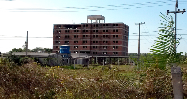 Obra abandonada de hotel em Bacabeira (MA), que receberia refinaria da Petrobras