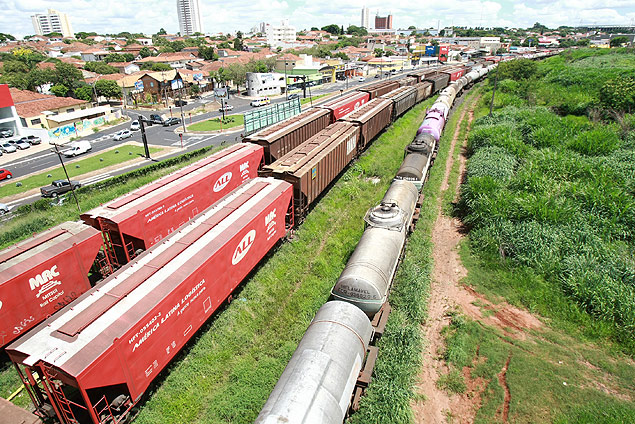 Trens no ptio da ALL em Araraquara (SP); empresa tem quatro malhas ferrovirias