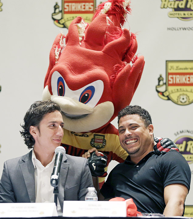 Ronaldo (dir.) posa para a foto como scio-proprietrio de Fort Lauderdale Strikers