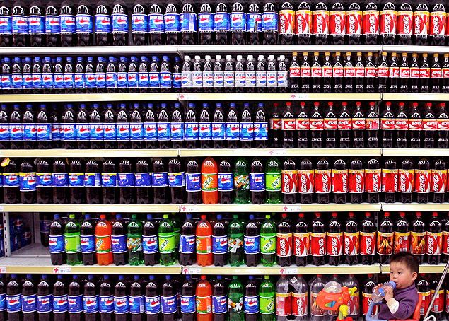 Prateleira de refrigerantes em supermercado 