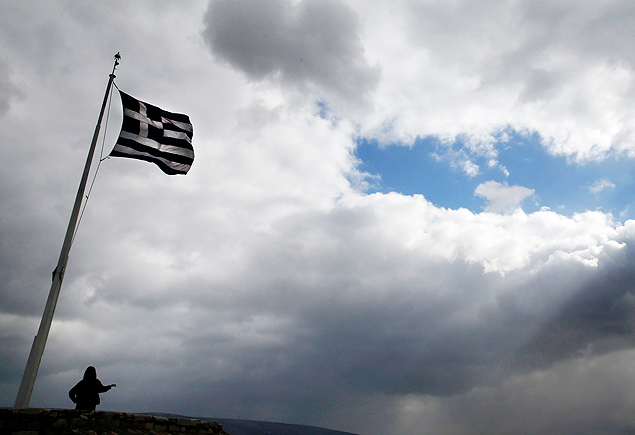 Turista fica sob bandeira grega na Acrpolis, em Atenas; pas quer extenso de acordo de emprstimo