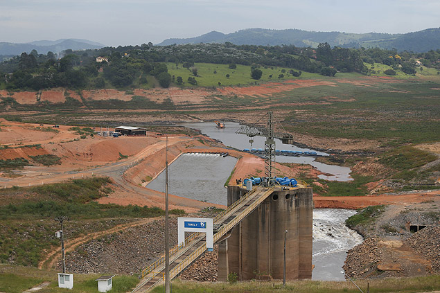 Obras para captação de água do volume morto do sistema Cantareira, em Joanópolis (SP)