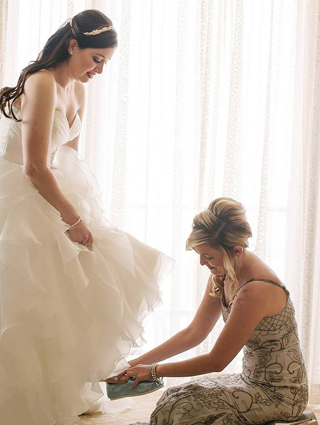 Jen Glantz ajuda uma das noivas que a contrataram para ser madrinha de casamento