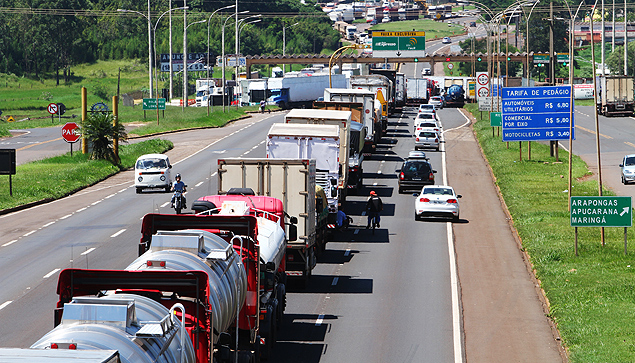 Caminhões em Araponga, no Paraná