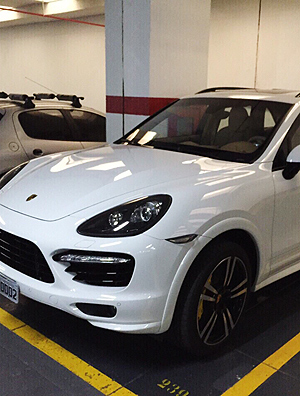 Segundo o advogado de Eike Batista, Srgio Bermudes, o carro branco da foto  o Porsche do empresrio, estacionado na garagem do prdio onde mora o juiz Flavio Roberto de Souza
