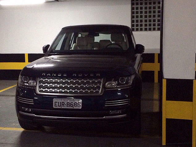Range Rover pertencente a Thor Batista estacionada na garagem do prdio do juiz Flvio Roberto de Souza