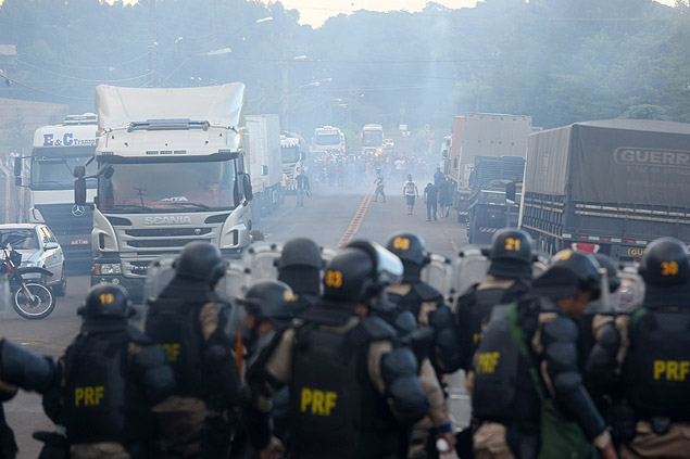 Conflito entre caminhoneiros e agentes da Polcia Rodoviria Federal, na BR-282, em Xanxer (SC)
