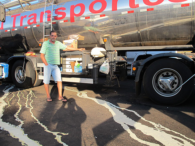 O caminhoneiro Valdir Melo, 52. O leite que ele transporta est escorrendo do caminho por causa do aumento da acidez. Crdito: Wilhan Santin 