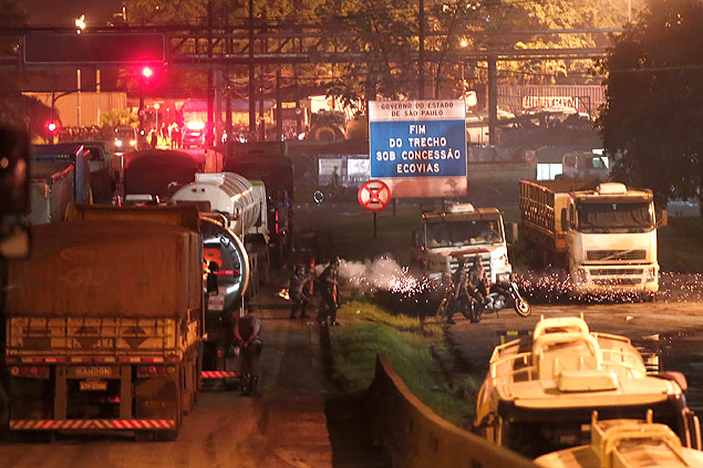 Truckers block access to Brazil's port of Santos