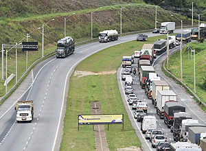 Caminhões na BR-381, na altura de Betim (MG); caminhoneiros parados em Minas Gerais começaram a se dispersar nesta quarta-feira (25) após ordem judicial (Douglas Magno/O Tempo)