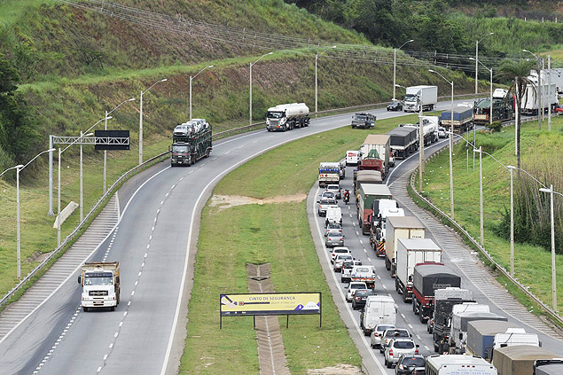 Caminhes na BR-381, em Betim (MG); caminhoneiros parados em Minas Gerais comearam a dispersar nesta quarta aps ordem judicial