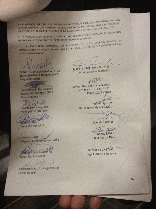Páginas de acordo assinado entre governo e caminhoneiros para pôr fim à paralisação da categoria 