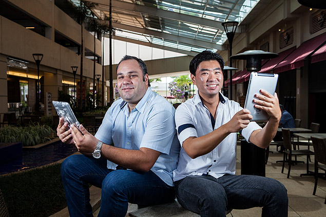Gustavo Henriques e Leonardo Miyamoto ( dir.) so prprietrios da Rent Mobile, que aluga smartphones e tablets, entre outros