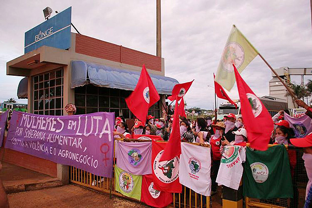 Manifestao de mulheres na porta da Bunge, em Luzinia-GO