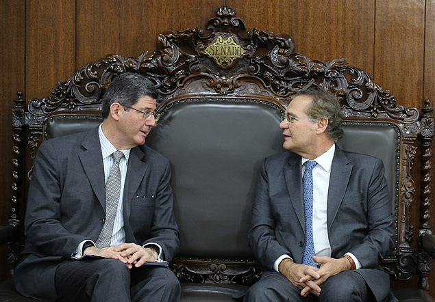 O presidente do Senado, Renan Calheiros ( dir.), recebeu em seu gabinete o ministro da Fazenda, Joaquim Levy ( esq.)