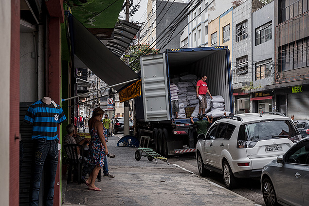 Pesquisa Datafolha aponta que 1 em cada 3 brasileiros consomem produtos contrabandeados