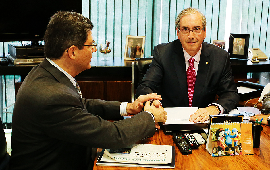 O Presidente da Cmara dos Deputados, Eduardo Cunha, recebe o ministro da Fazenda, Joaquim Levy; governa tenta aprovar ajustes no Congresso para diminuir instabilidade econmica