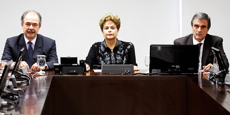 A presidente Dilma Rousseff, ao lado dos ministros Aloizio Mercadante (Casa Civil) e Jos Eduardo Cardozo (Justia); governo tenta reorganizar a economia do pas com propostas de ajustes fiscais