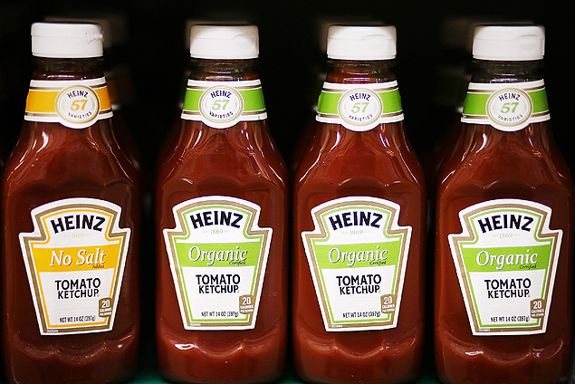 Garrafas de ketchup Heinz, em supermercado de San Francisco, nos EUA