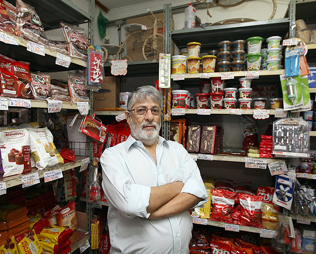 Zahi Ghneim, dono de uma loja de produtos para Pscoa, no investiu tanto no estoque com a perspectiva de queda nas vendas para este ano